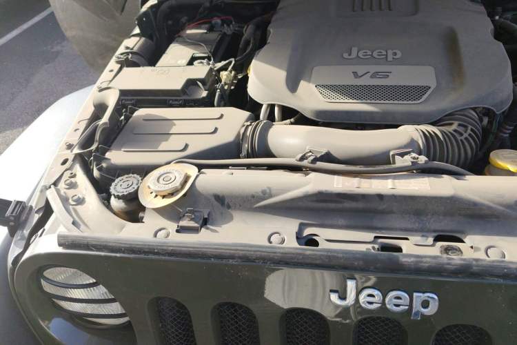 Used Jeep Wrangler 2015 3.0L Sahara Four-Door Edition Engine Bay Right