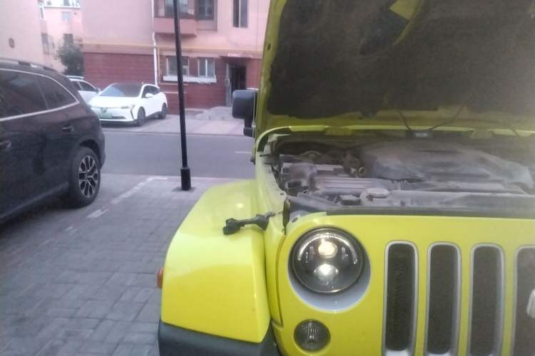 Used Jeep Wrangler 2015 3.0L Sahara Four-Door Comfort Edition Engine Bay Right