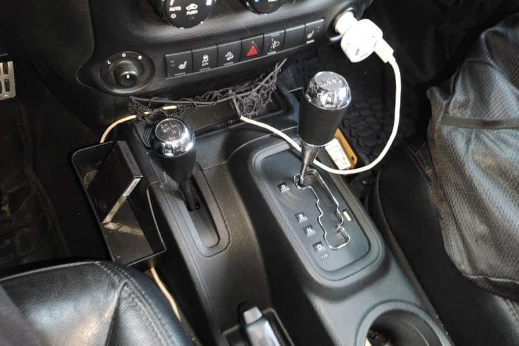 Used Jeep Wrangler 2015 3.0L Sahara Four-Door Comfort Edition Gear Lever