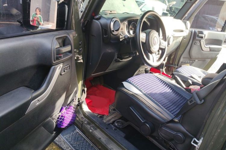 Used Jeep Wrangler 2015 3.0L Sahara Four-Door Edition Interior 3