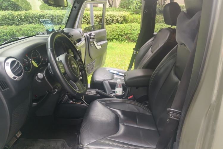 Used Jeep Wrangler 2015 3.0L Sahara Four-Door Comfort Edition Left Front Seat
