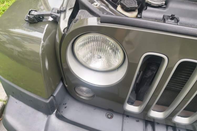 Used Jeep Wrangler 2015 3.0L Sahara Four-Door Comfort Edition Right Front Headlight