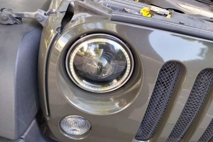 Used Jeep Wrangler 2015 3.6L Rubicon Two-Door Comfort Edition Right Front Headlight