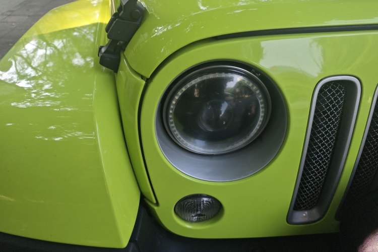 Used Jeep Wrangler 2015 3.0L Sahara Four-Door Comfort Edition Right Front Headlight