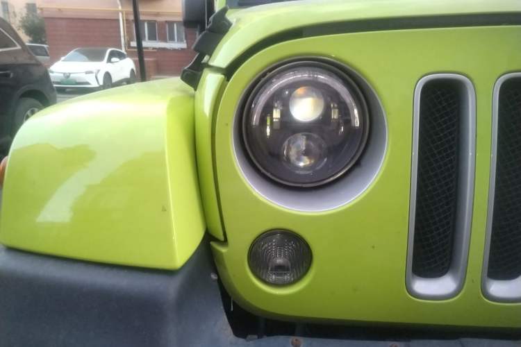 Used Jeep Wrangler 2015 3.0L Sahara Four-Door Comfort Edition Right Front Headlight