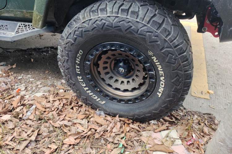 Used Jeep Wrangler 2015 3.0L Sahara Four-Door Comfort Edition Right Front Wheel Hub