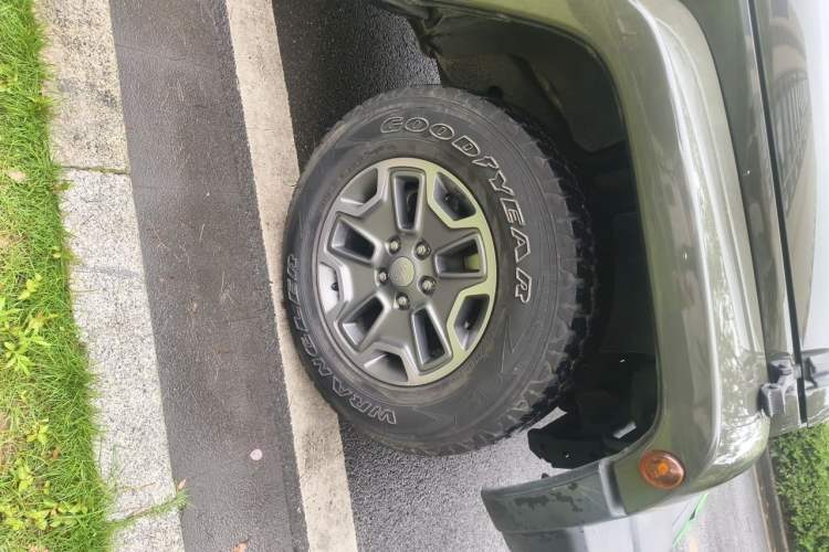 Used Jeep Wrangler 2015 3.0L Sahara Four-Door Comfort Edition Right Front Wheel Hub
