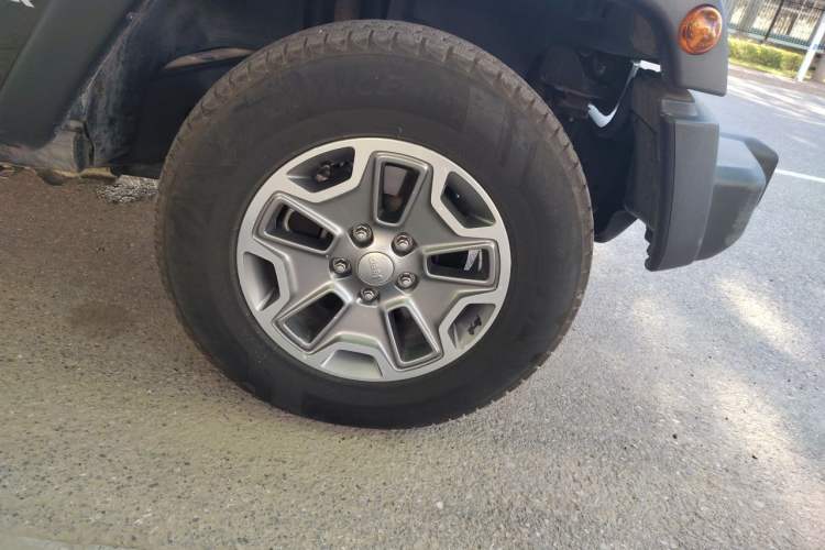 Used Jeep Wrangler 2015 3.6L Rubicon Two-Door Comfort Edition Right Front Wheel Hub