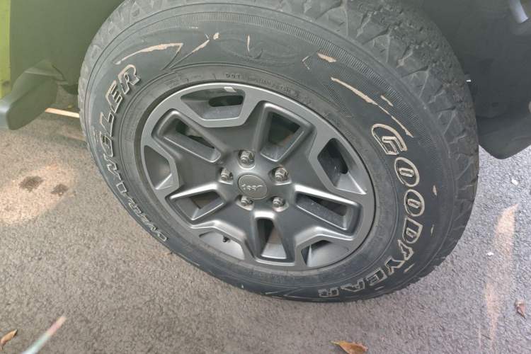 Used Jeep Wrangler 2015 3.0L Sahara Four-Door Comfort Edition Right Front Wheel Hub