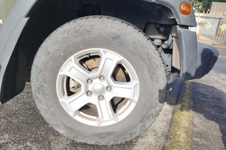 Used Jeep Wrangler 2015 3.0L Sahara Four-Door Edition Right Front Wheel Hub