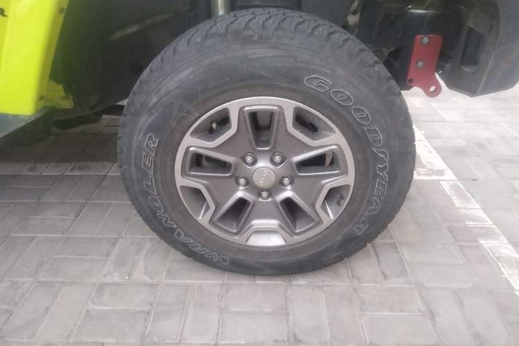 Used Jeep Wrangler 2015 3.0L Sahara Four-Door Comfort Edition Right Front Wheel Hub