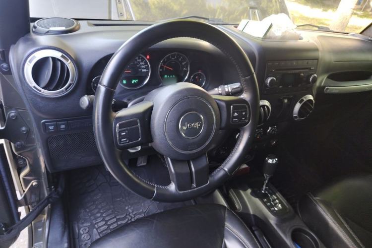 Used Jeep Wrangler 2015 3.6L Rubicon Two-Door Comfort Edition Steering Wheel