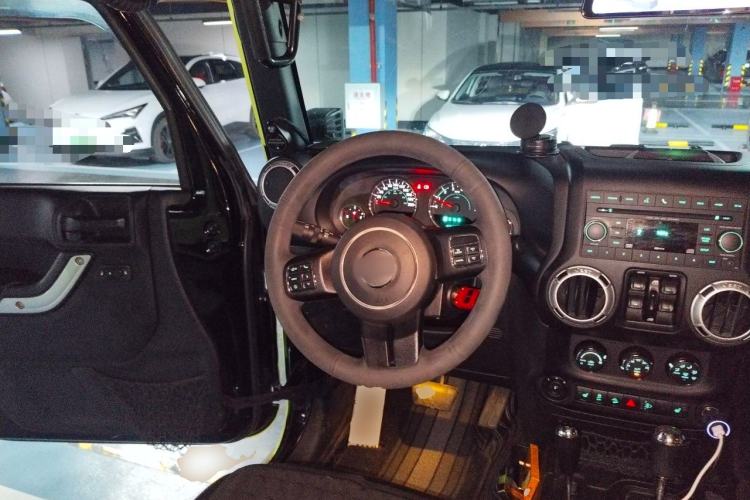 Used Jeep Wrangler 2015 3.0L Sahara Four-Door Comfort Edition Steering Wheel