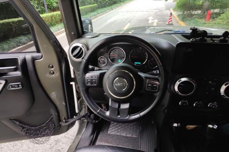 Used Jeep Wrangler 2015 3.6L Rubicon Four-Door Comfort Edition Steering Wheel