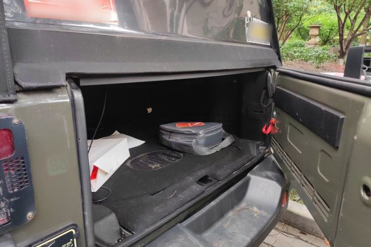 Used Jeep Wrangler 2015 3.6L Rubicon Four-Door Comfort Edition Trunk
