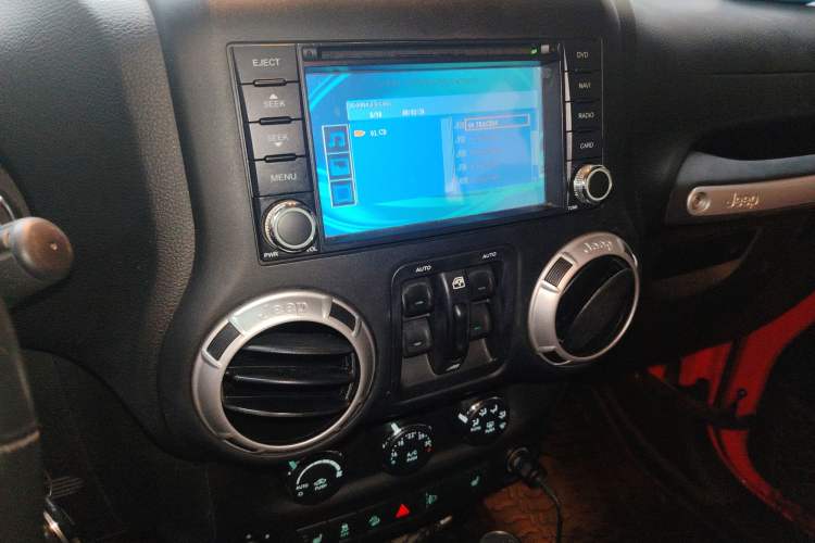 Used Jeep Wrangler 2015 3.0L Sahara Four-Door Edition Audio And AC Panel