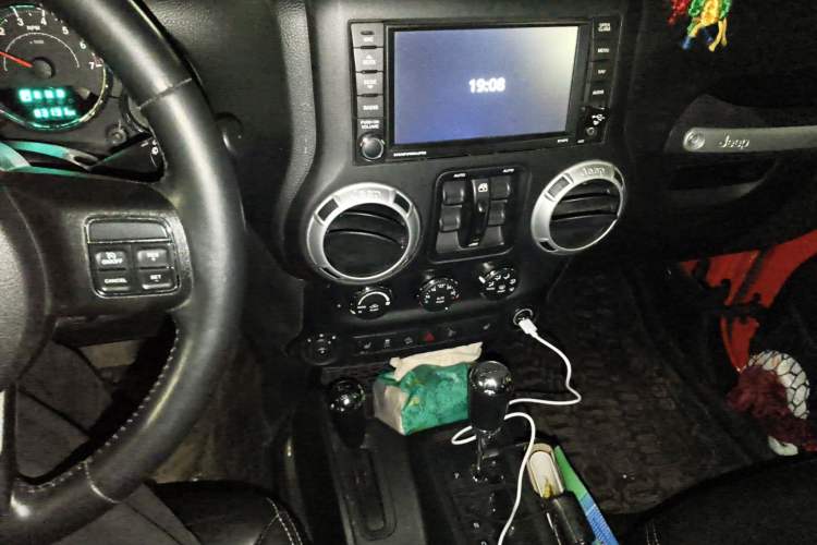 Used Jeep Wrangler 2015 3.0L Sahara Four-Door Comfort Edition Audio And AC Panel