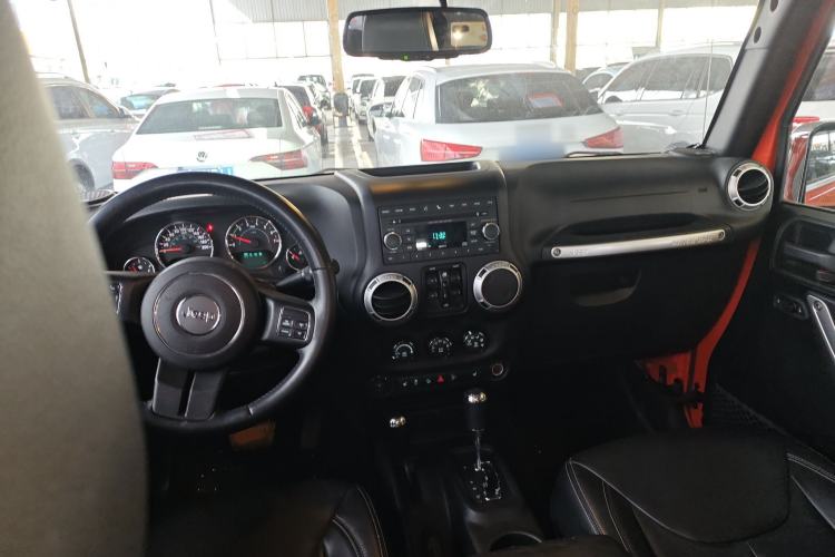 Used Jeep Wrangler 2015 3.0L Sahara Four-Door Edition Center Console