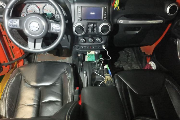 Used Jeep Wrangler 2015 3.0L Sahara Four-Door Comfort Edition Center Console