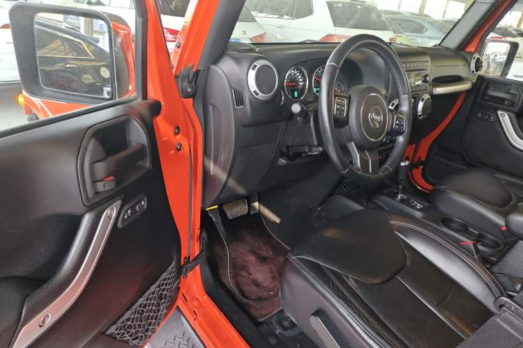 Used Jeep Wrangler 2015 3.0L Sahara Four-Door Edition Driver Seat