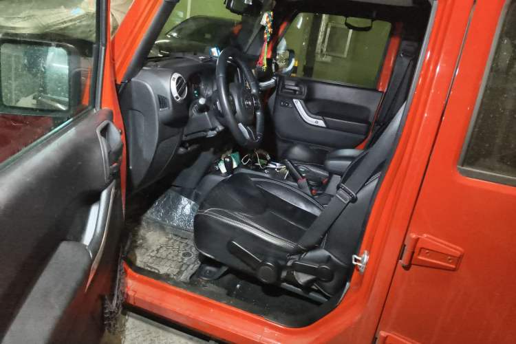 Used Jeep Wrangler 2015 3.0L Sahara Four-Door Comfort Edition Driver Seat