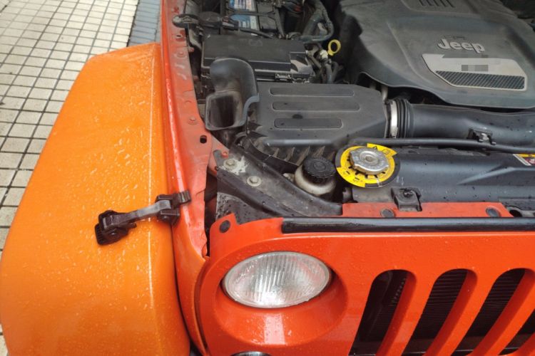 Used Jeep Wrangler 2015 3.0L Sahara Four-Door Edition Engine Bay Right