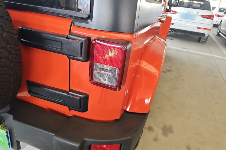 Used Jeep Wrangler 2015 3.0L Sahara Four-Door Edition Exterior 3