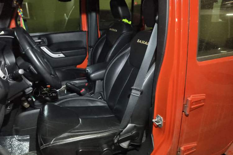 Used Jeep Wrangler 2015 3.0L Sahara Four-Door Comfort Edition Left Front Seat