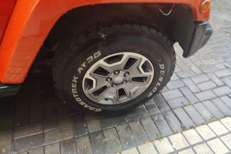 Used Jeep Wrangler 2015 3.0L Sahara Four-Door Edition Right Front Wheel Hub