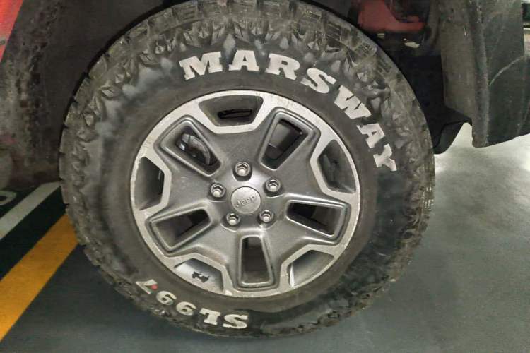 Used Jeep Wrangler 2015 3.0L Sahara Four-Door Comfort Edition Right Front Wheel Hub