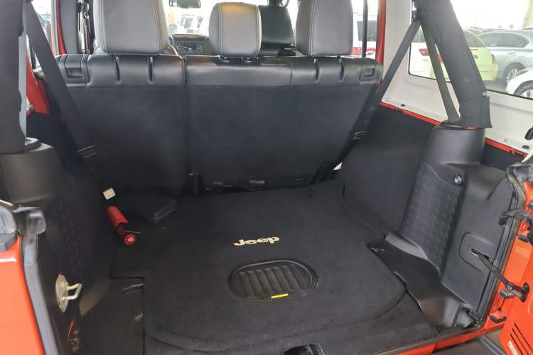 Used Jeep Wrangler 2015 3.0L Sahara Four-Door Edition Trunk