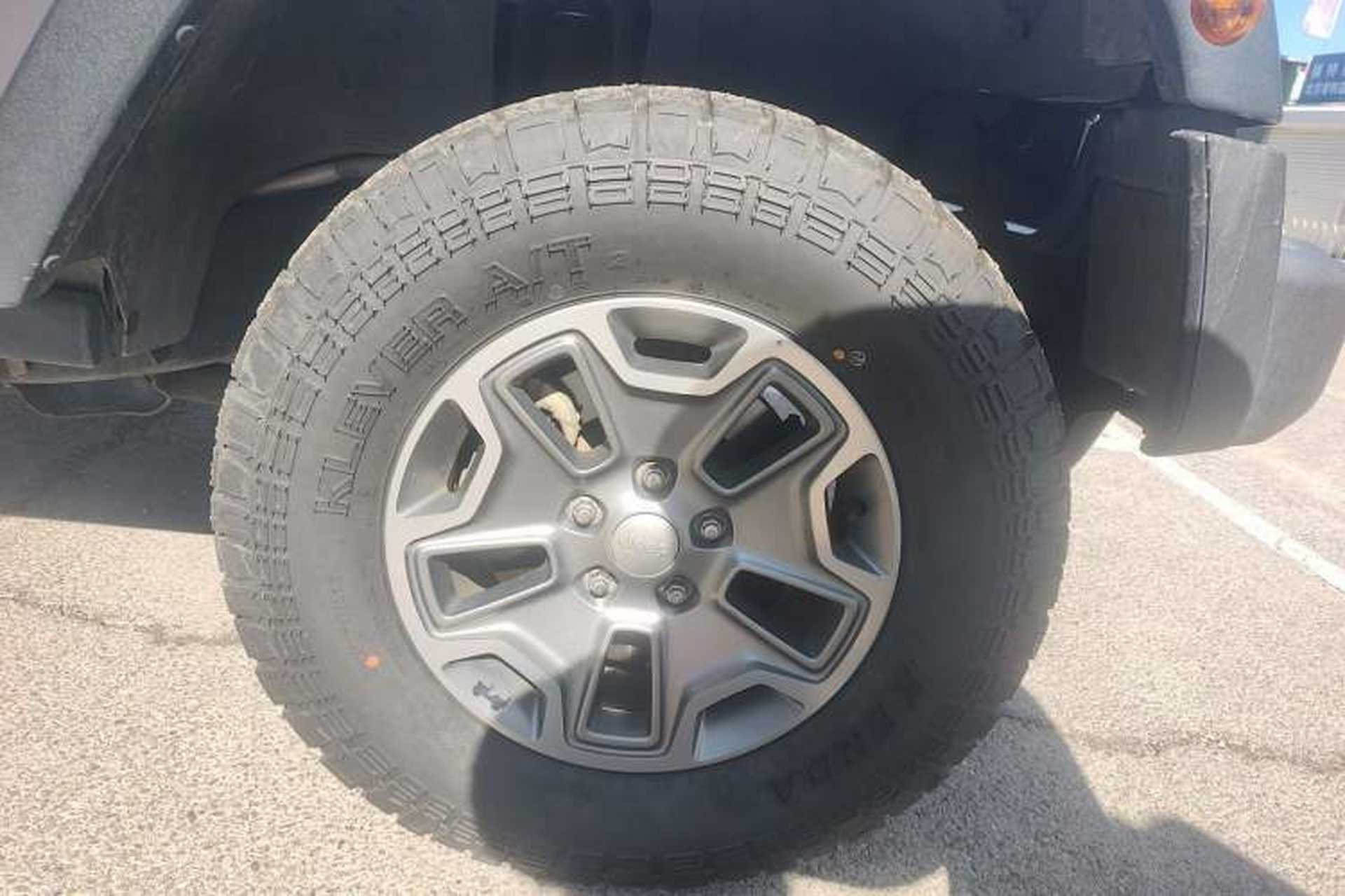 Used Jeep Wrangler 2015 3.6L Rubicon Four-Door Comfort Edition Right Front Wheel Hub
