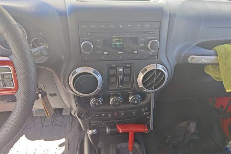 Used Jeep Wrangler 2015 3.0L Sahara Four-Door Comfort Edition Audio And AC Panel