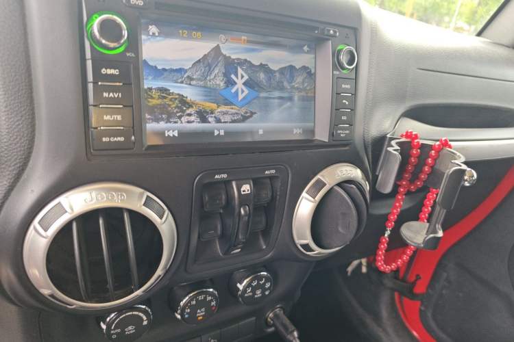 Used Jeep Wrangler 2015 2.8TD Sahara Four-Door Edition Audio And AC Panel