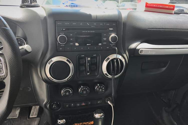 Used Jeep Wrangler 2015 3.0L Sahara Four-Door Edition Audio And AC Panel