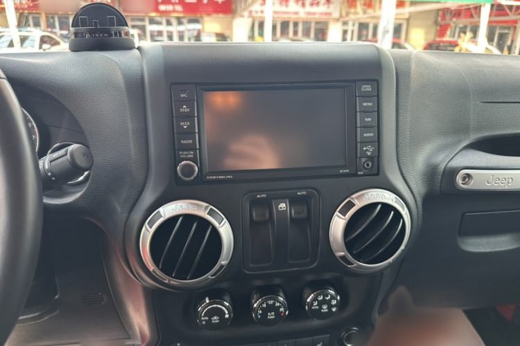 Used Jeep Wrangler 2015 3.6L Rubicon Two-Door Comfort Edition Audio And AC Panel