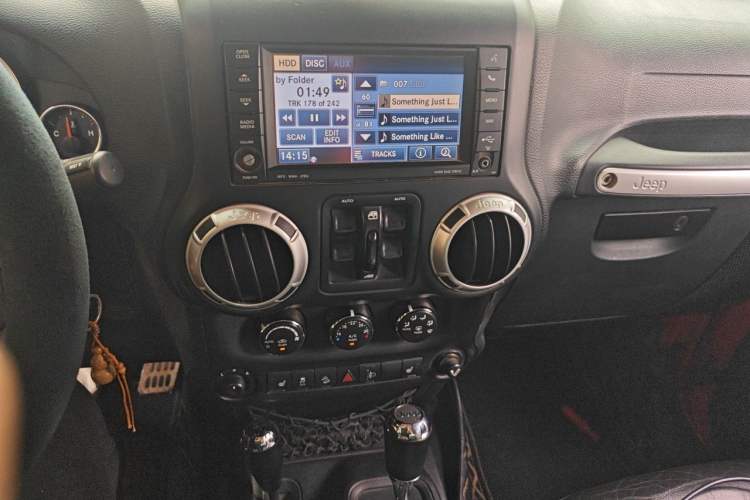 Used Jeep Wrangler 2015 3.6L Rubicon Four-Door Comfort Edition Audio And AC Panel