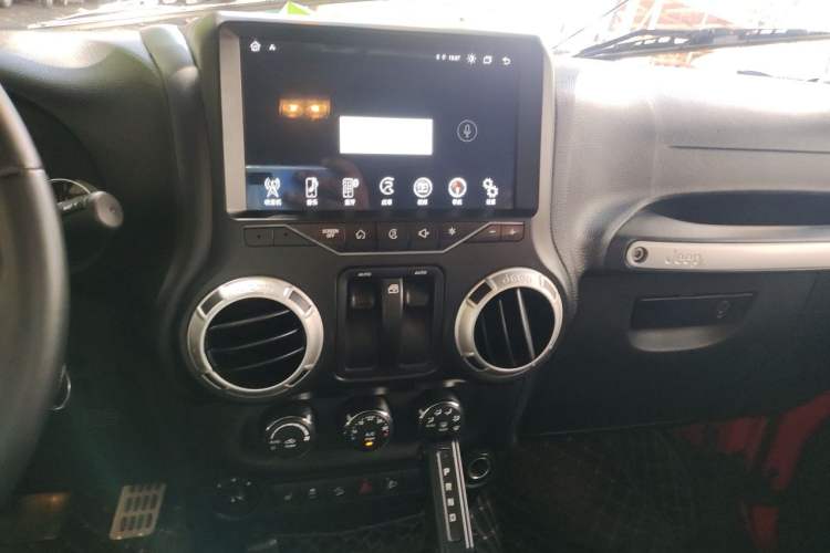 Used Jeep Wrangler 2015 3.6L Rubicon Two-Door Comfort Edition Audio And AC Panel