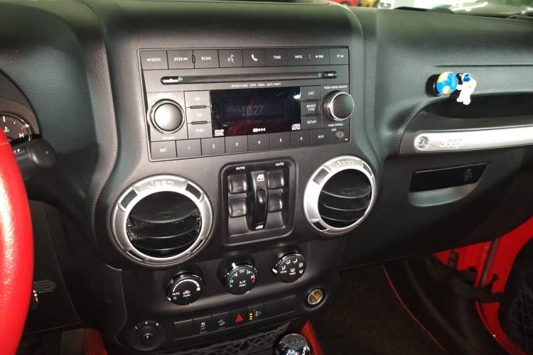 Used Jeep Wrangler 2015 2.8TD Sahara Four-Door Comfort Edition Audio And AC Panel