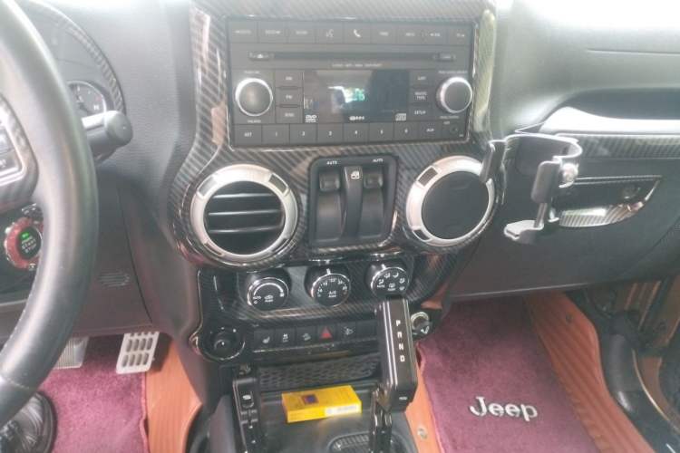 Used Jeep Wrangler 2015 3.6L Rubicon two-door model Audio And AC Panel