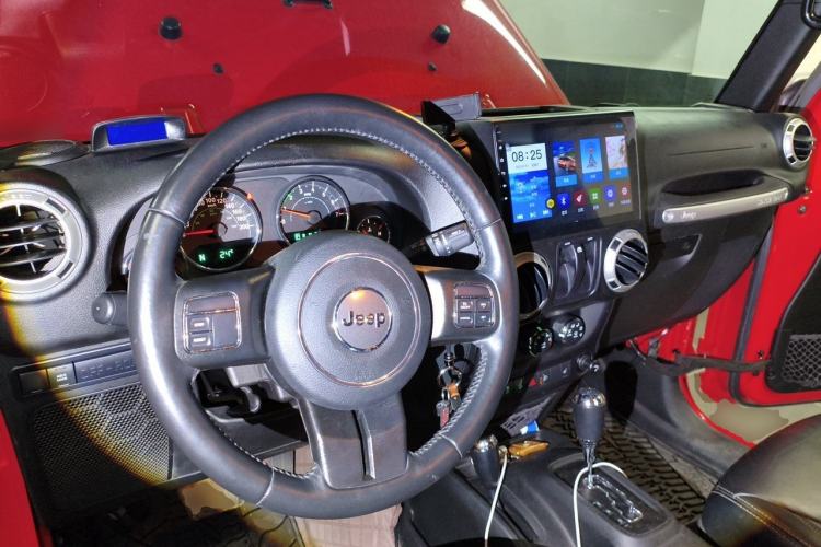 Used Jeep Wrangler 2015 3.6L Rubicon Two-Door Comfort Edition Center Console