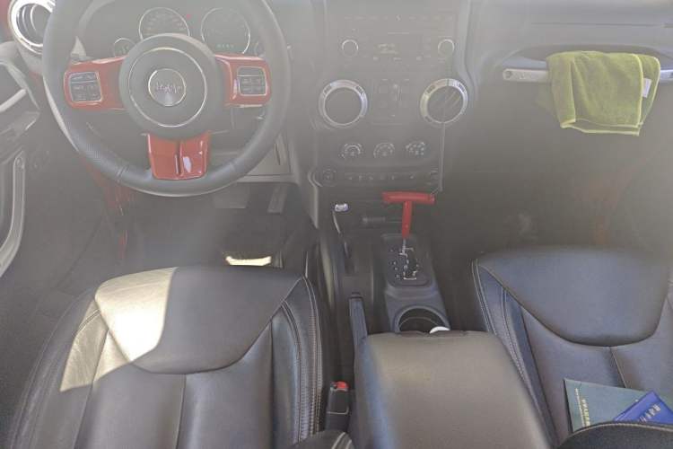 Used Jeep Wrangler 2015 3.0L Sahara Four-Door Comfort Edition Center Console