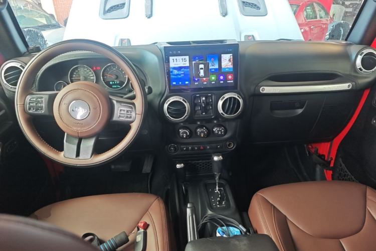 Used Jeep Wrangler 2015 3.6L Rubicon Four-Door Comfort Edition Center Console