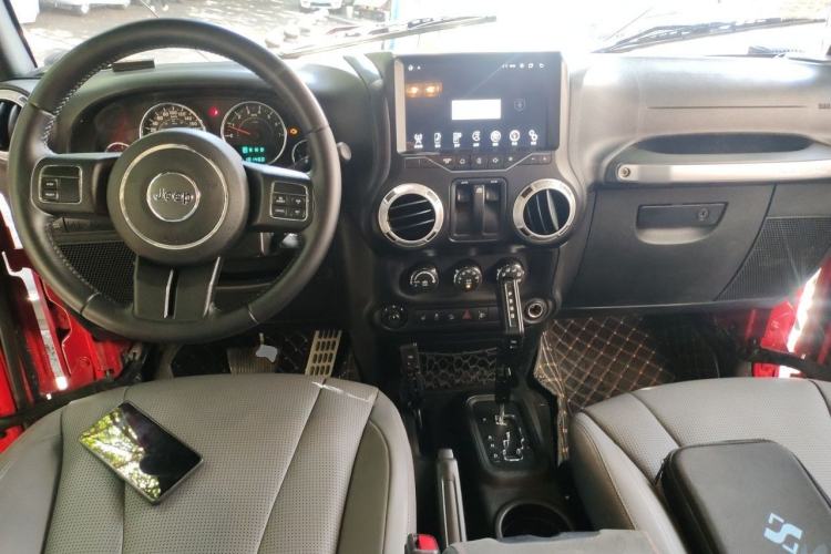 Used Jeep Wrangler 2015 3.6L Rubicon Two-Door Comfort Edition Center Console
