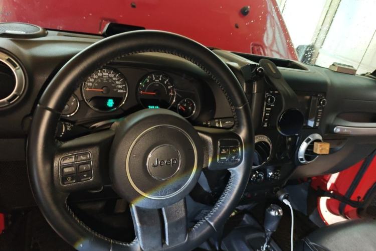 Used Jeep Wrangler 2015 3.0L Sahara Four-Door Comfort Edition Center Console