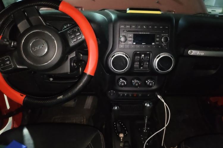 Used Jeep Wrangler 2015 3.0L Sahara Four-Door Comfort Edition Center Console