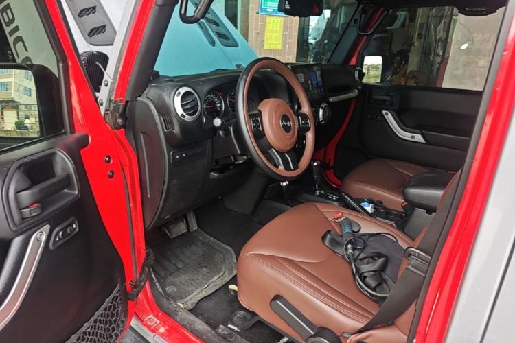 Used Jeep Wrangler 2015 3.6L Rubicon Four-Door Comfort Edition Driver Seat