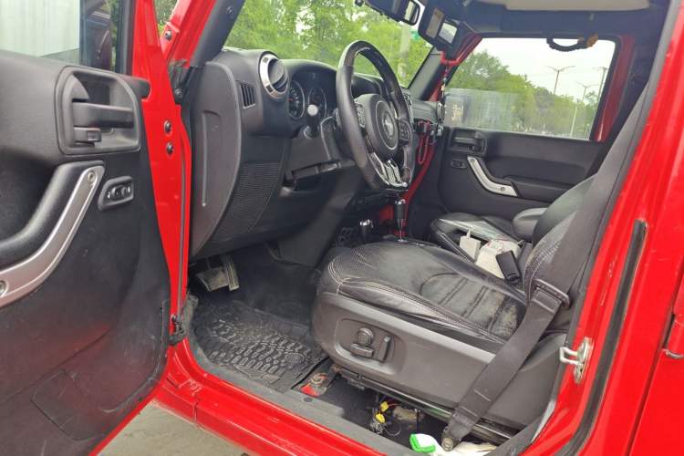 Used Jeep Wrangler 2015 2.8TD Sahara Four-Door Edition Driver Seat