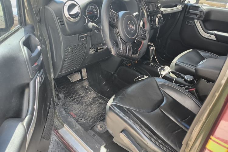 Used Jeep Wrangler 2015 3.0L Sahara Four-Door Edition Driver Seat