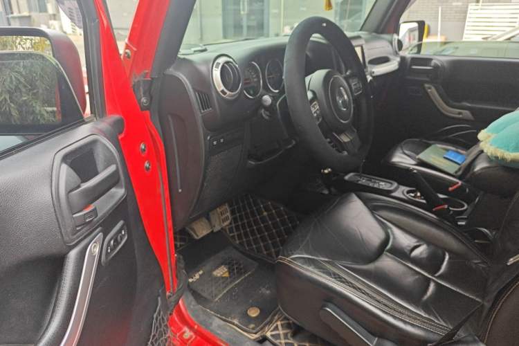 Used Jeep Wrangler 2015 3.6L Rubicon Four-Door Comfort Edition Driver Seat